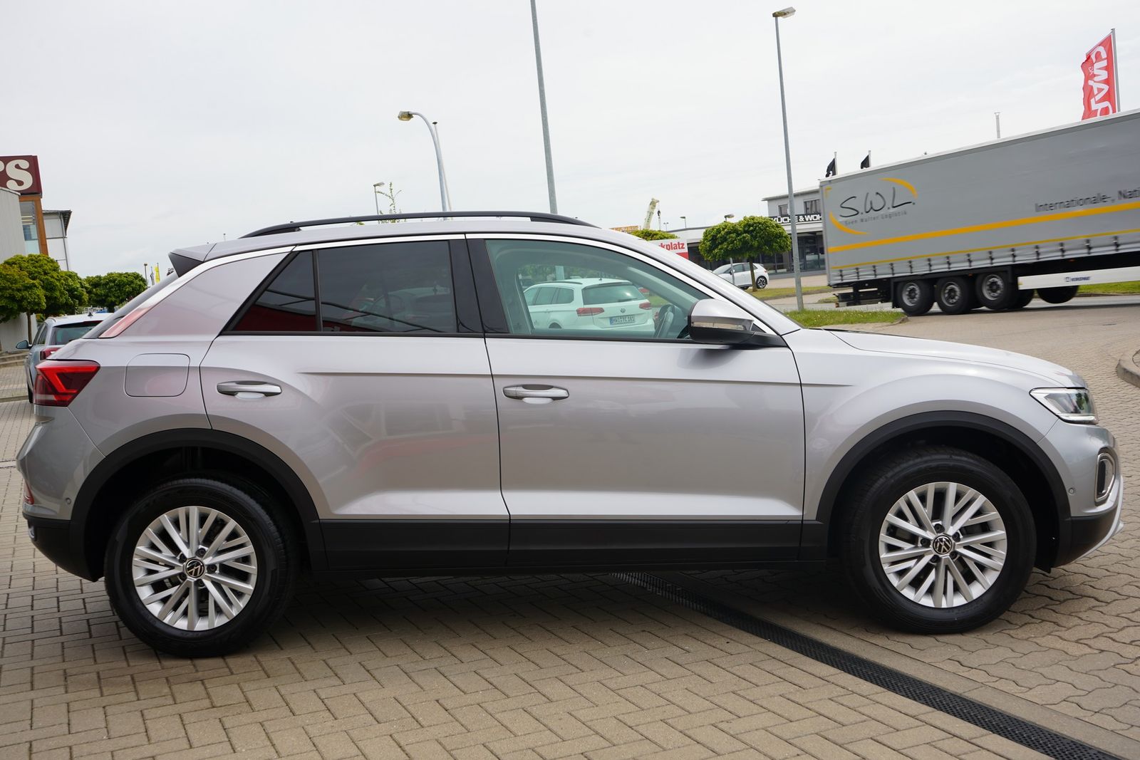 Volkswagen T-Roc 1.0 TSI Life - Samsaru's Car Outlet
