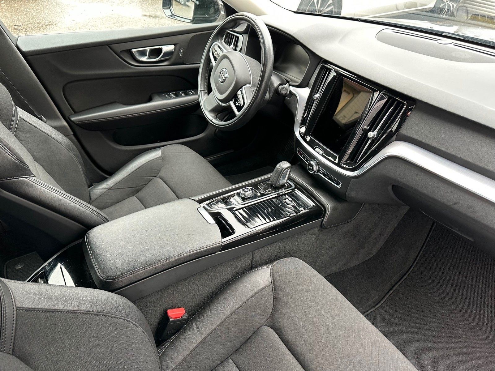 Volvo V60 T8 R-Design Expression AWD Plug-In Hybrid