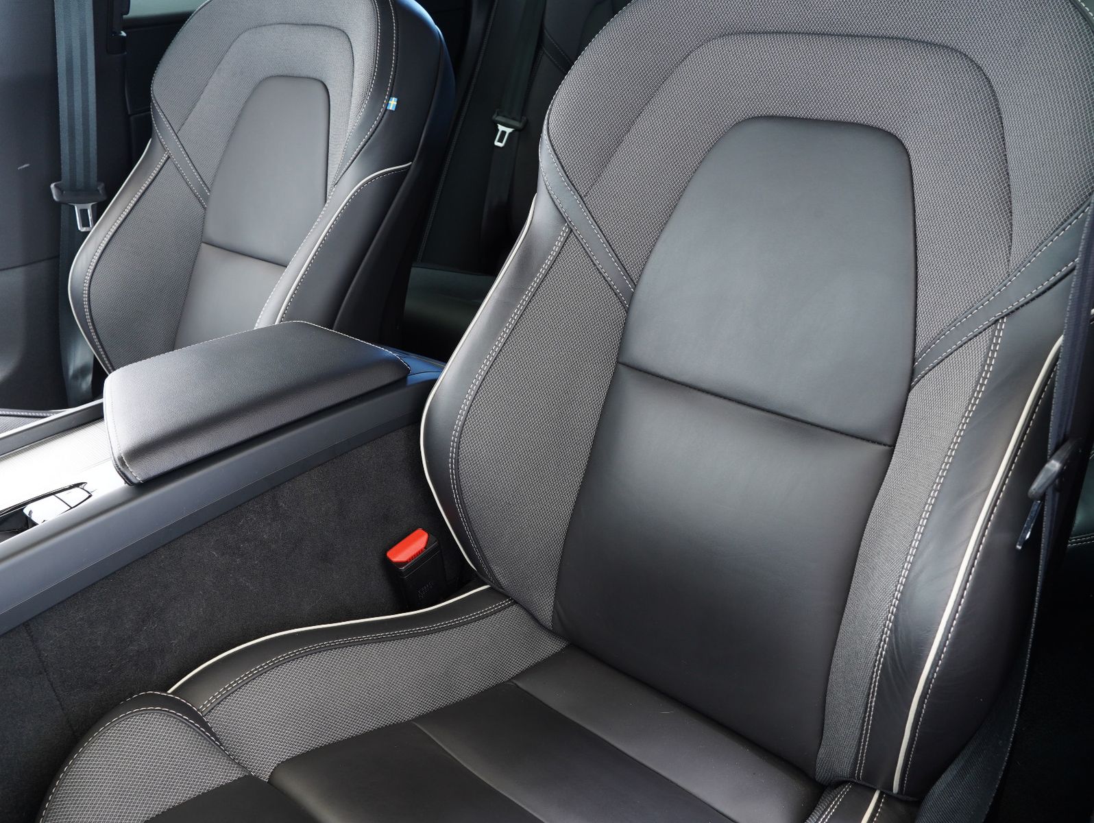 Volvo XC60 B4 D AWD Plus Dark - Samsaru's Car Outlet