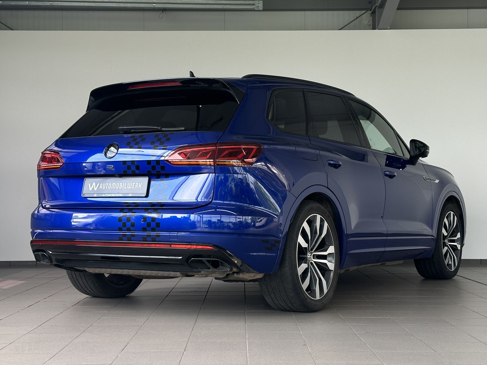 Volkswagen Touareg R-Line BLACK - Samsaru's Car Outlet