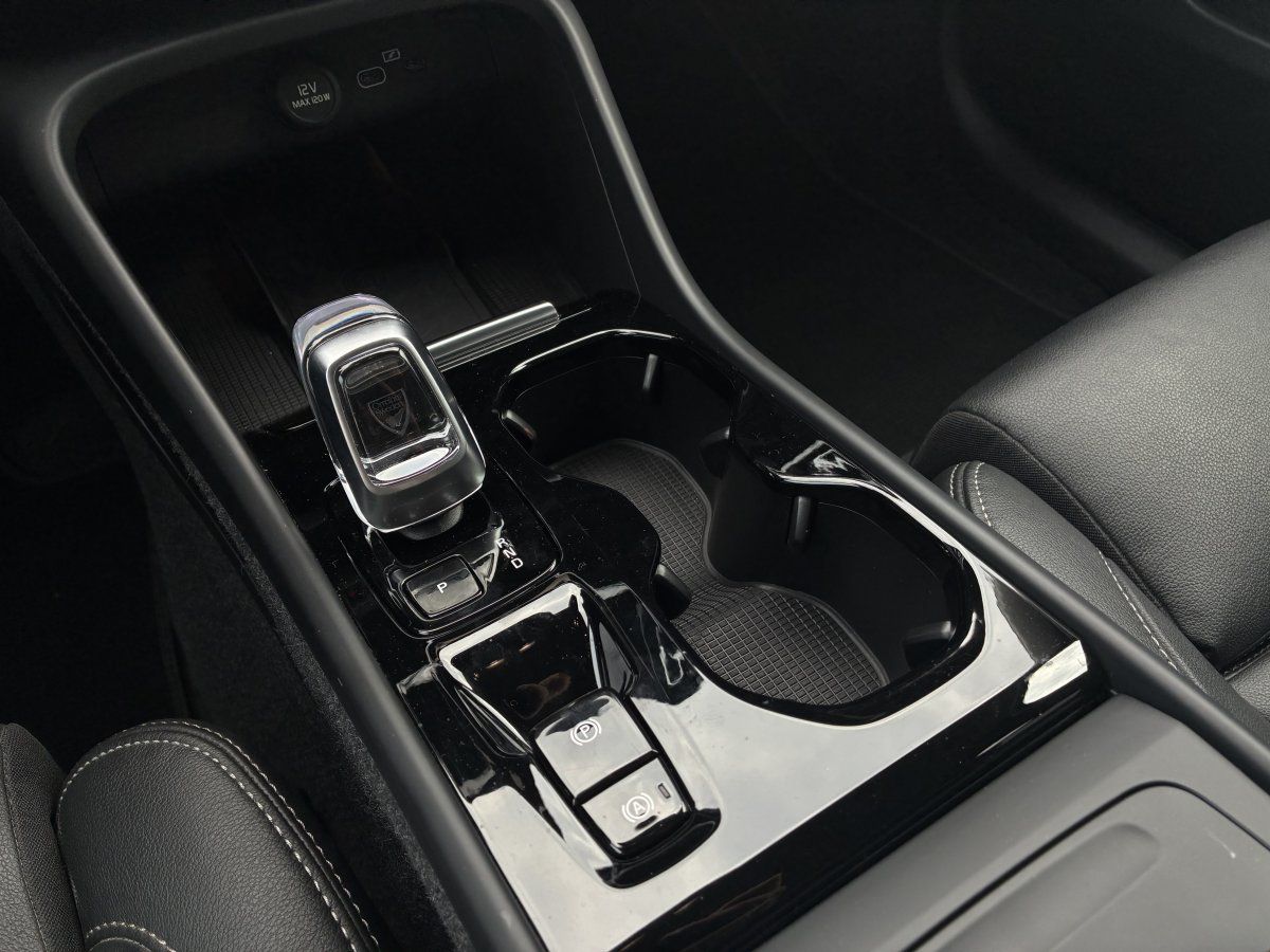 Volvo XC40 B3 Plus Dark 8-Fach Aktionspreis