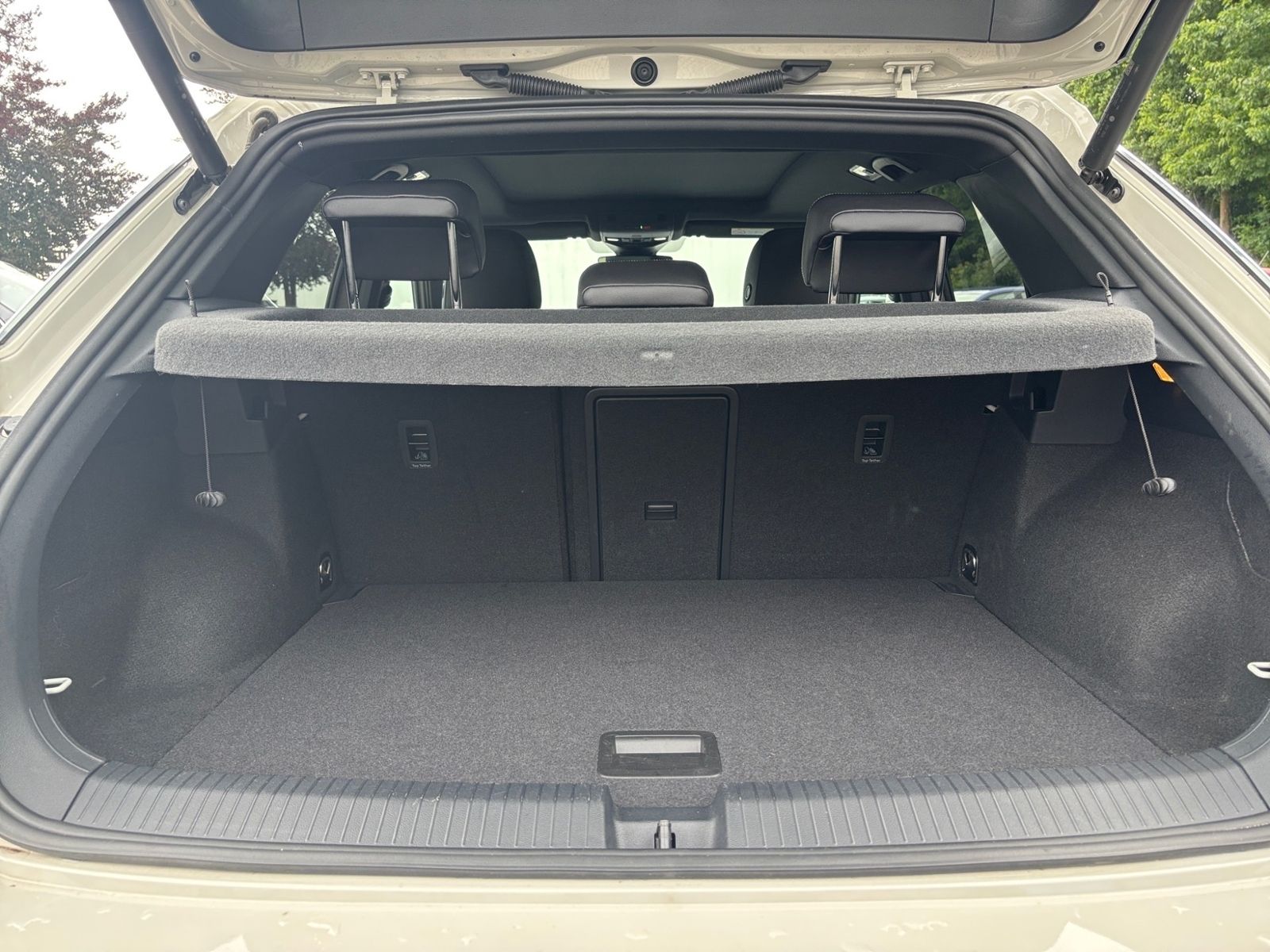 Volkswagen T-Roc 1.5 TSI R-LINE - Samsaru's Car Outlet