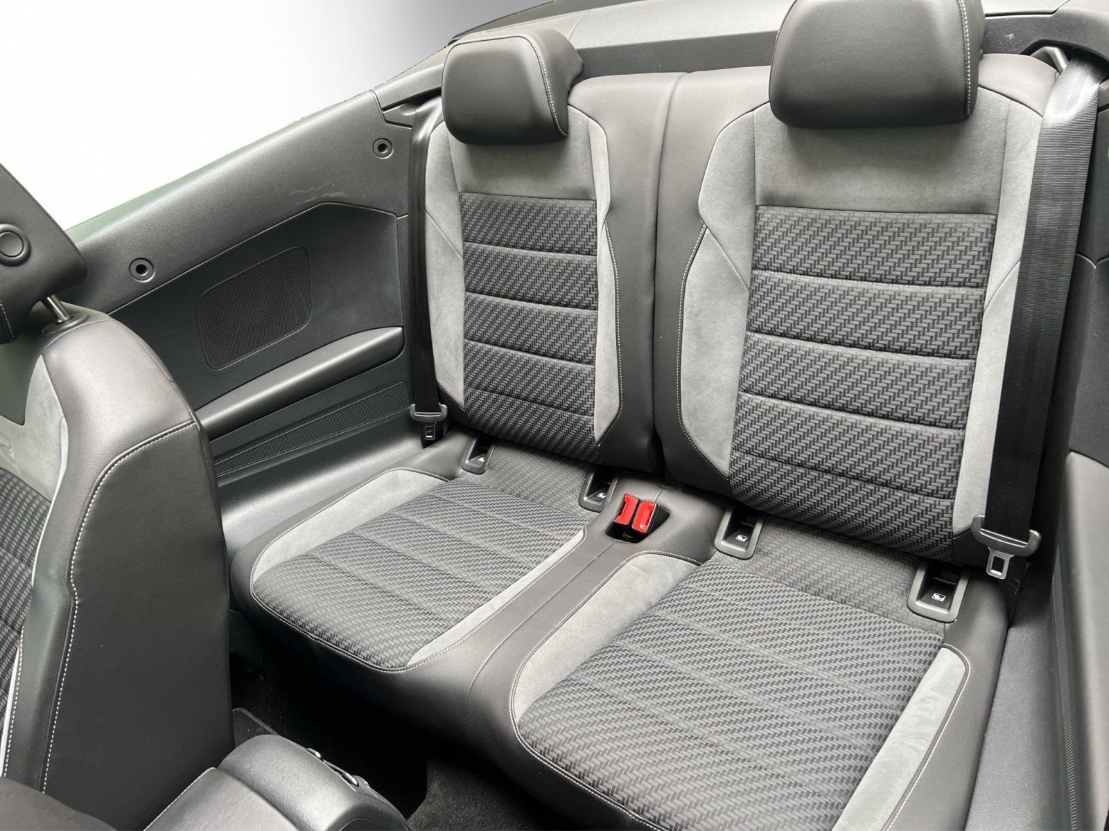 Volkswagen T-Roc 1.5 TSI R-Line - Samsaru's Car Outlet