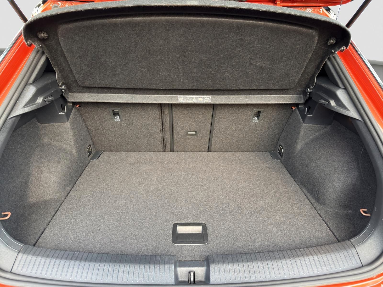 Volkswagen T-Roc United - Samsaru's Car Outlet