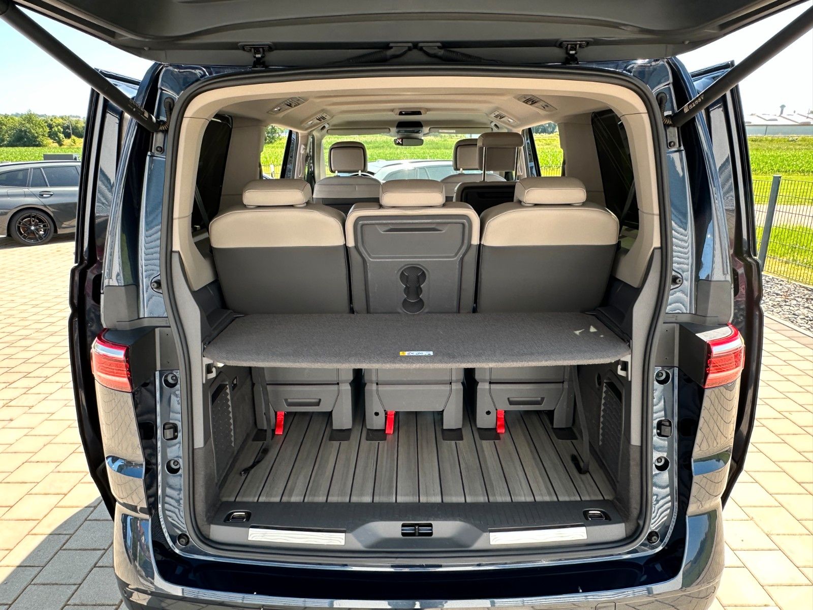 Volkswagen T7 Multivan 2.0 TDI - Samsaru's Car Outlet