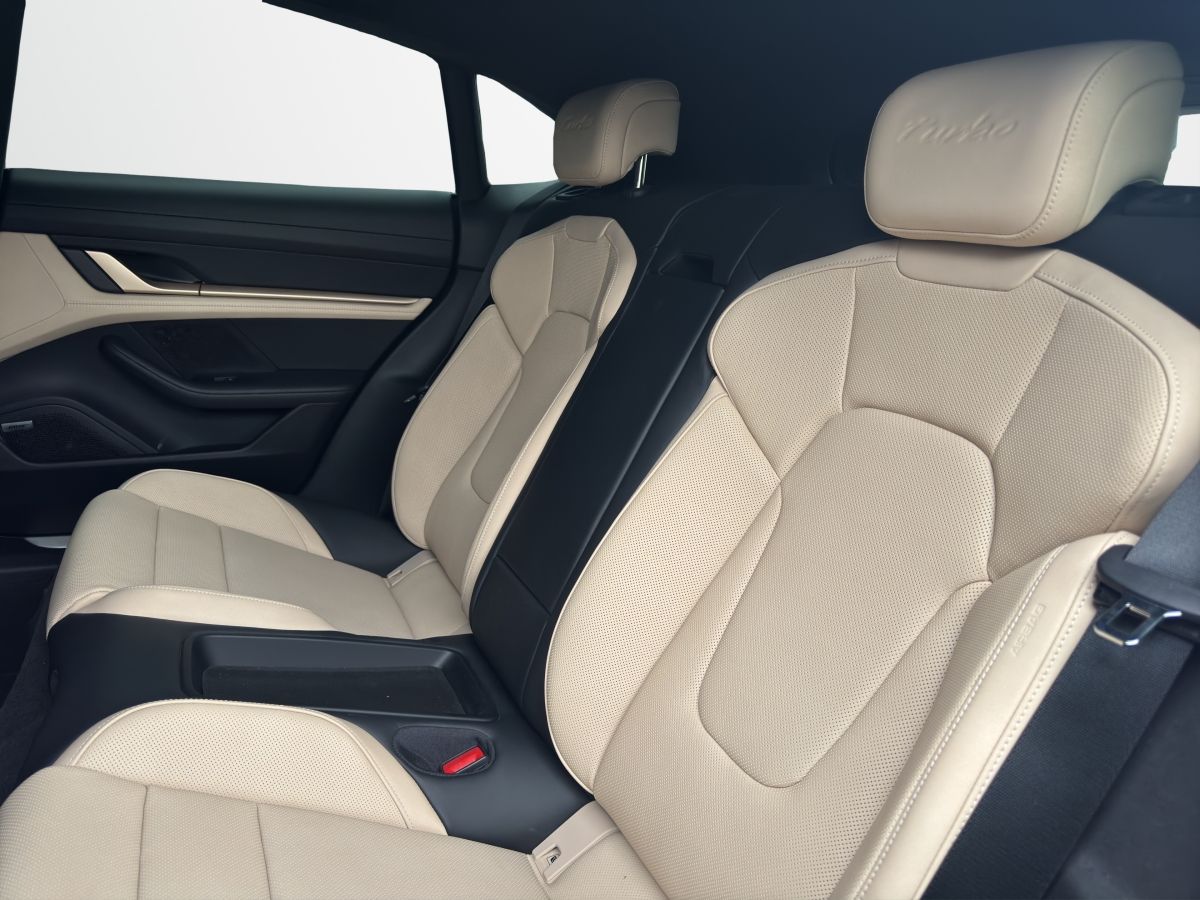 Porsche Taycan Turbo Sport Turismo | Hinterachslenkung |