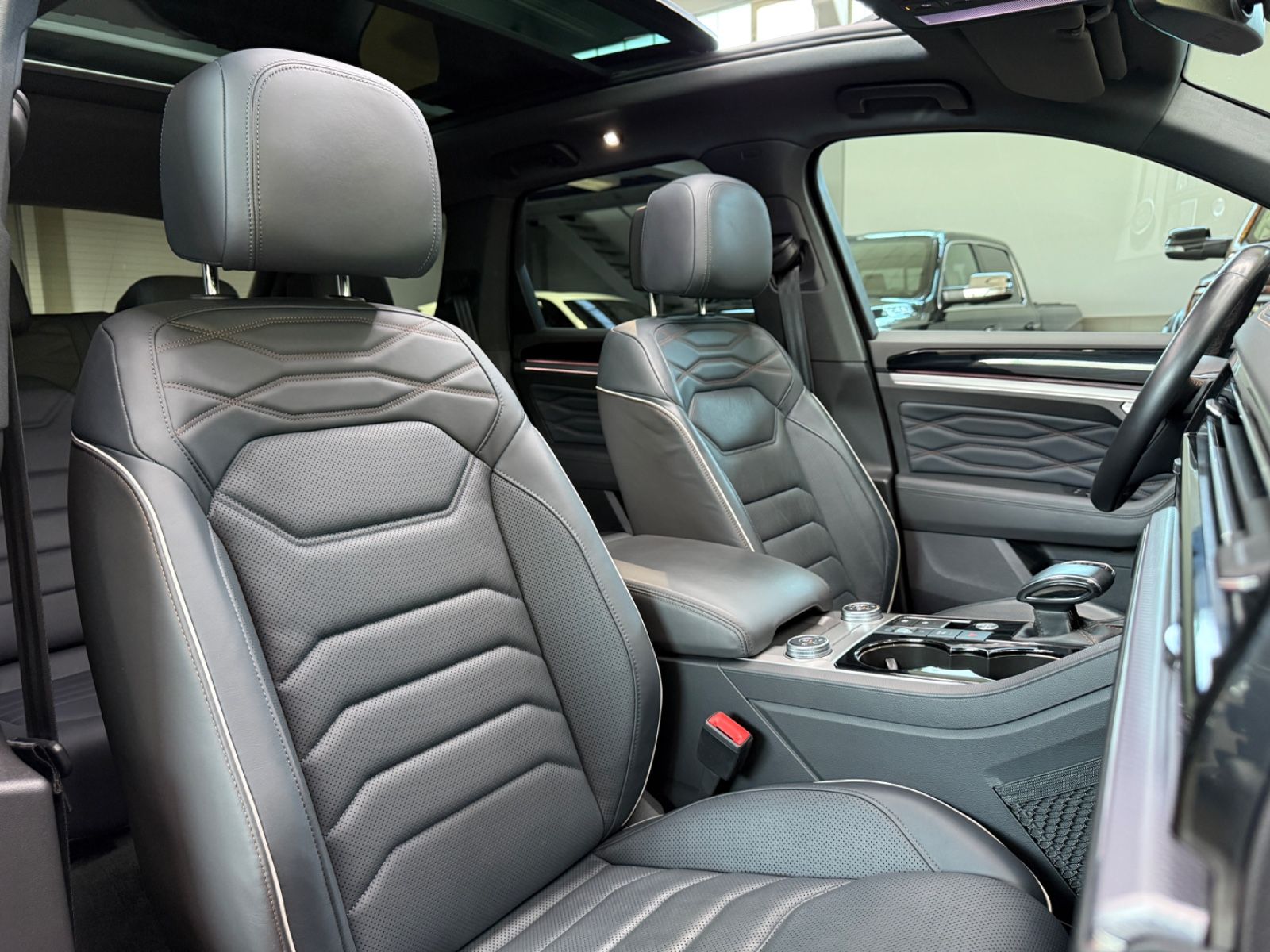 Volkswagen Touareg R-Line - Samsaru's Car Outlet