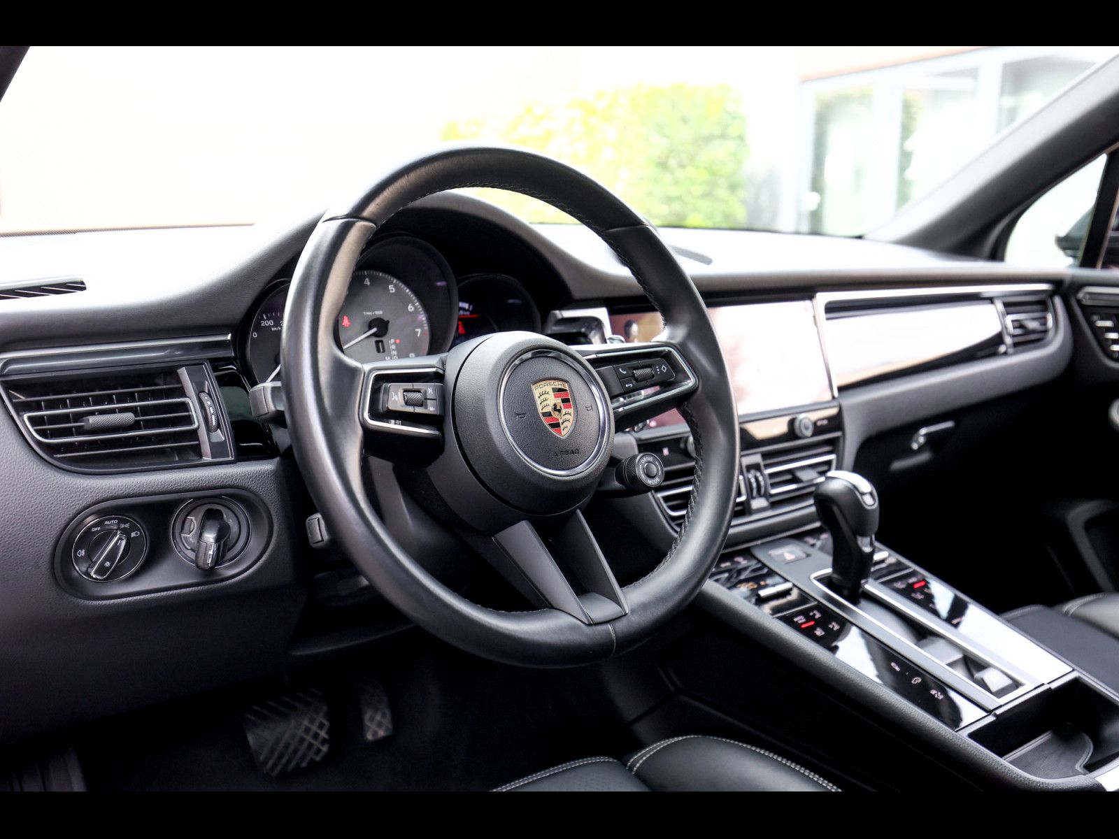 Porsche Macan III S PDK - Samsaru's Car Outlet