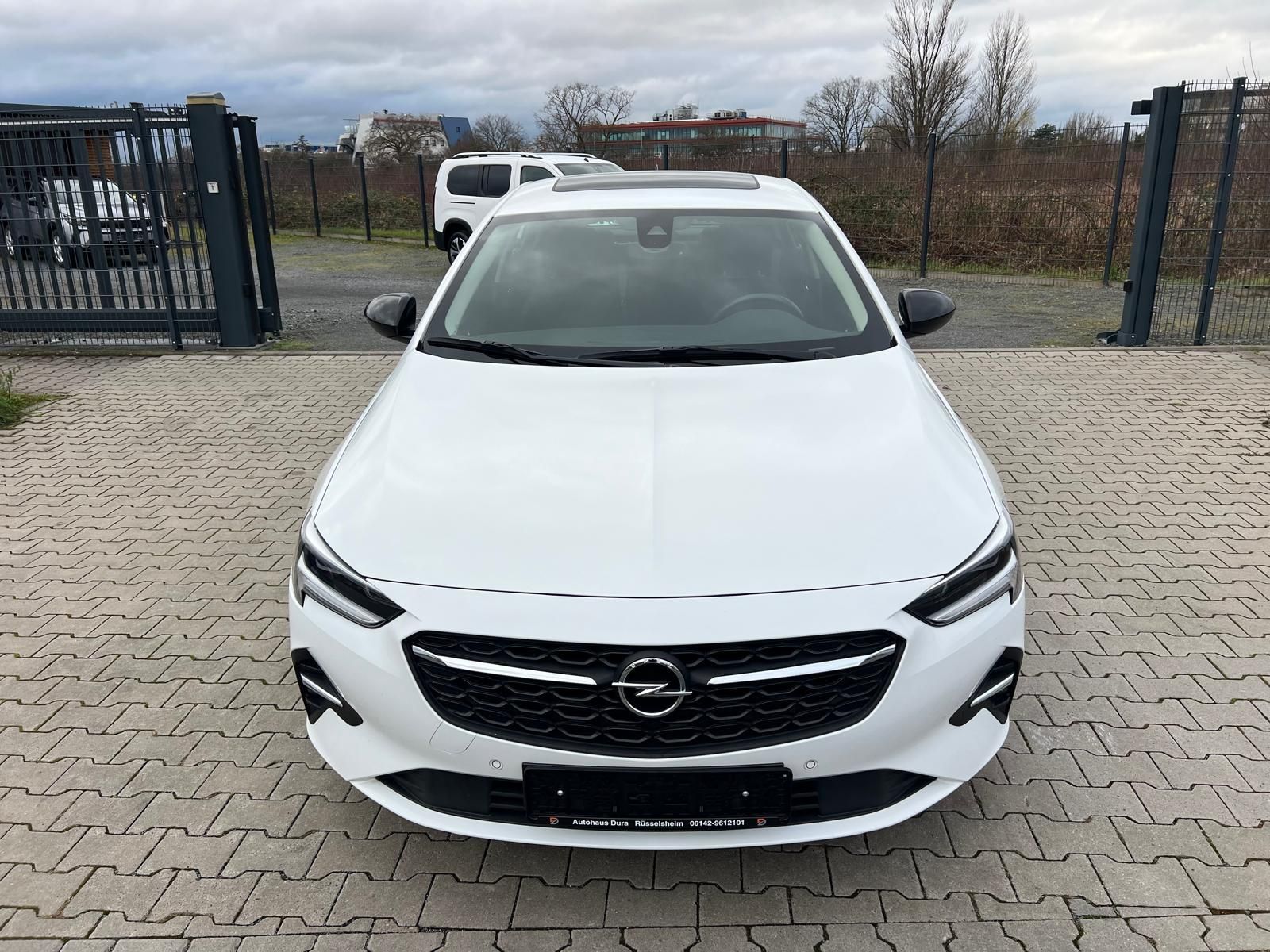 Opel Insignia 2.0 D Business Edition - Samsaru's Car Outlet