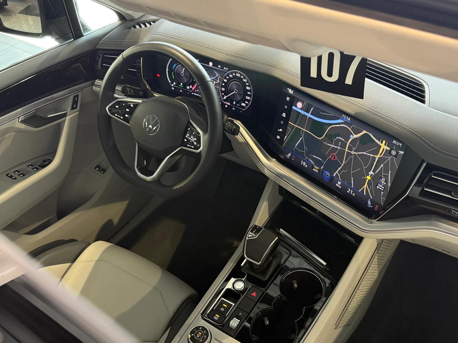 Volkswagen Touareg Elegance 4Motion eHybrid - Samsaru's Car Outlet