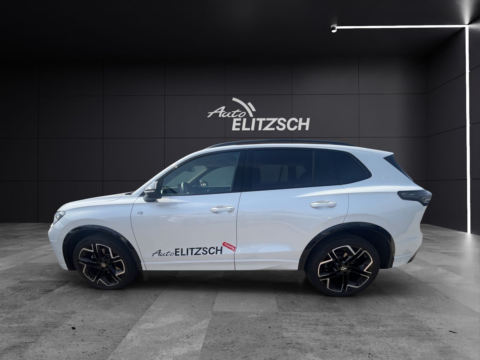Volkswagen Tiguan TDI R-Line 4M DSG MATRIX AHK PANO 20" NAV