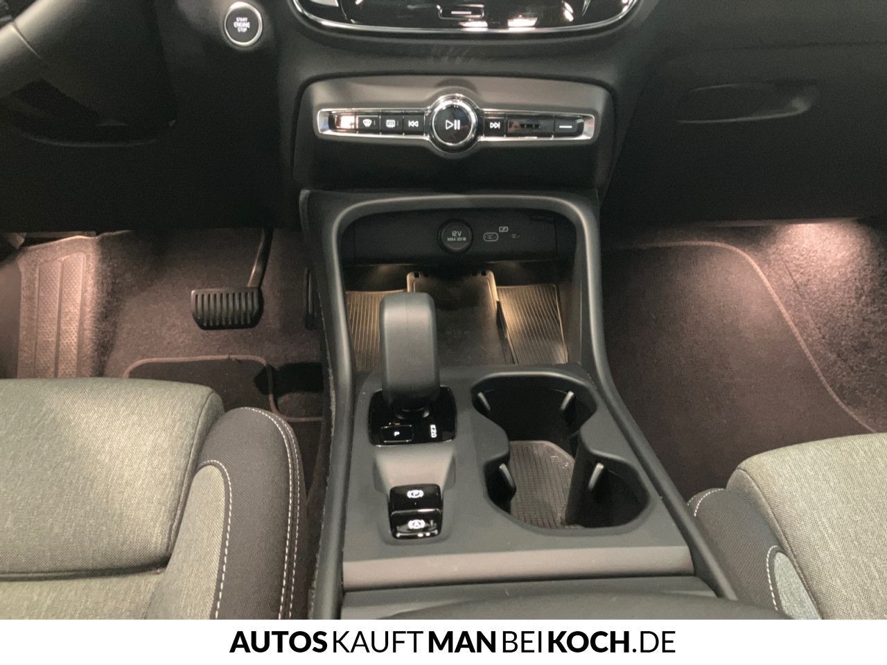 Volvo XC40 B3 DKG Core AHK LED SHZ/LHZ NAVI PDC/CAM!