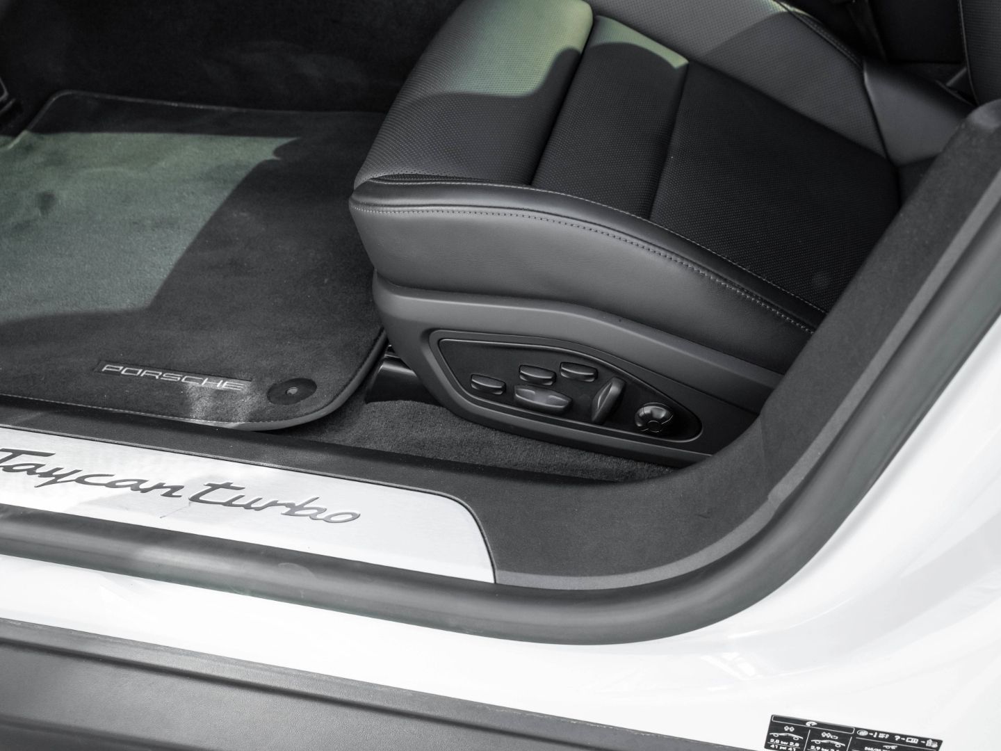 Porsche Taycan Turbo SportDesign u. Sport Chrono Paket