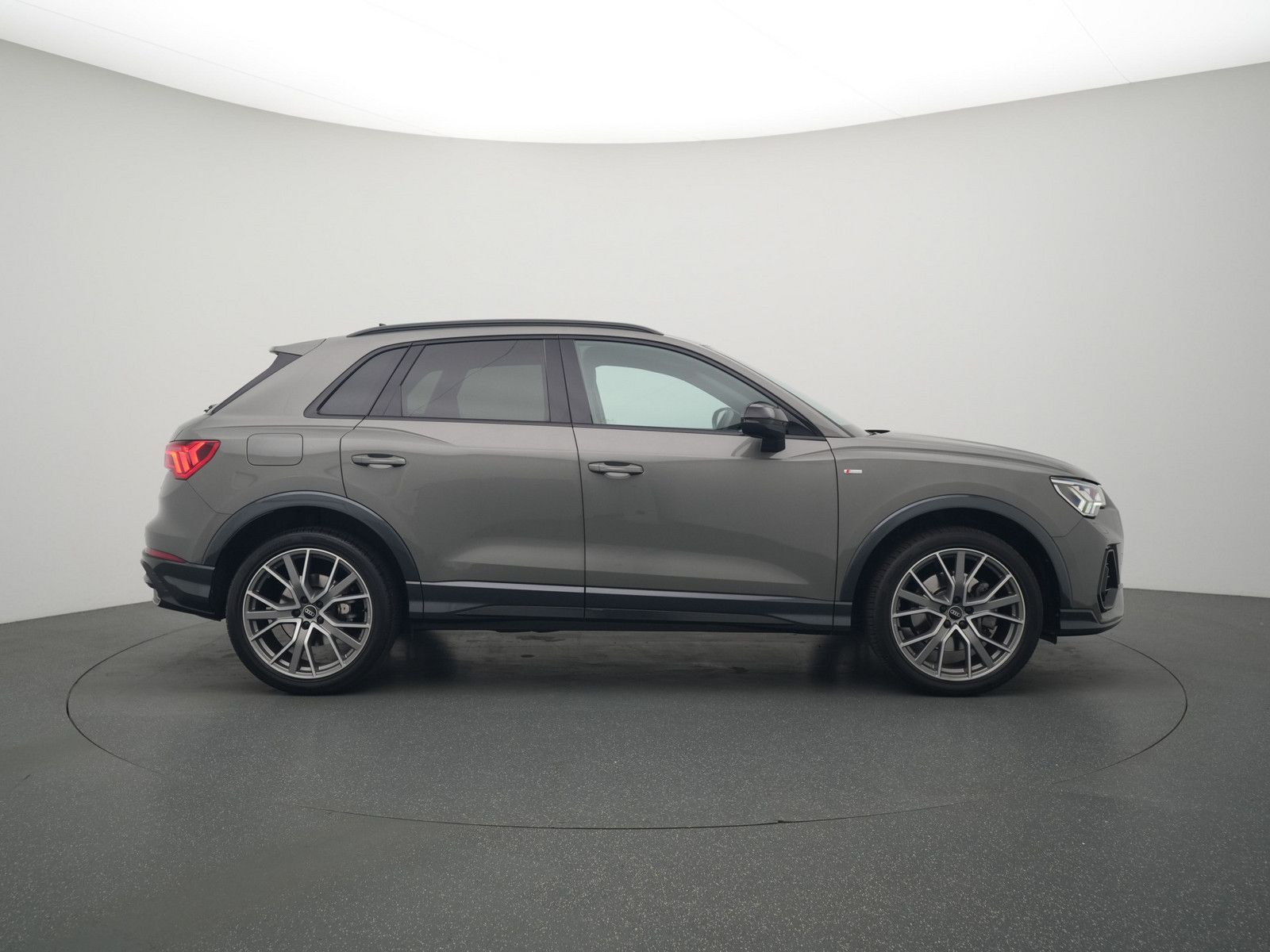 Audi Q3 quattro S line - Samsaru's Car Outlet