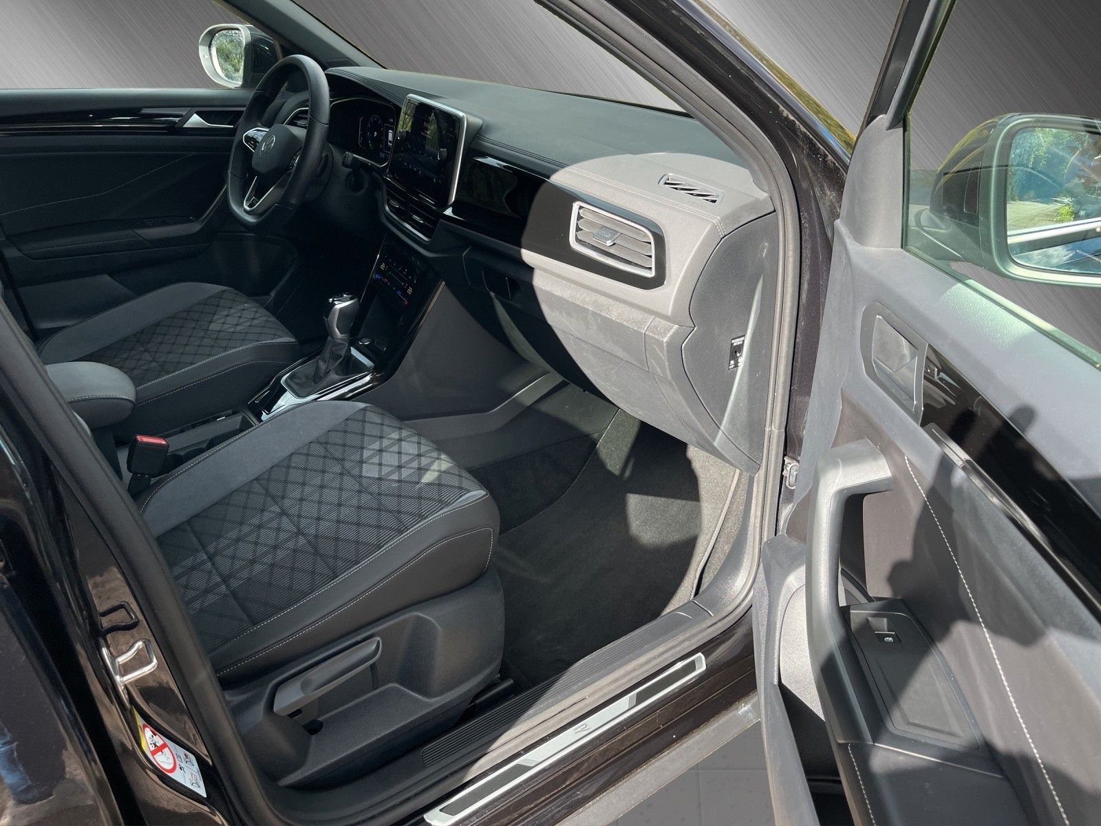 Volkswagen T-Roc R-Line Plus - Samsaru's Car Outlet