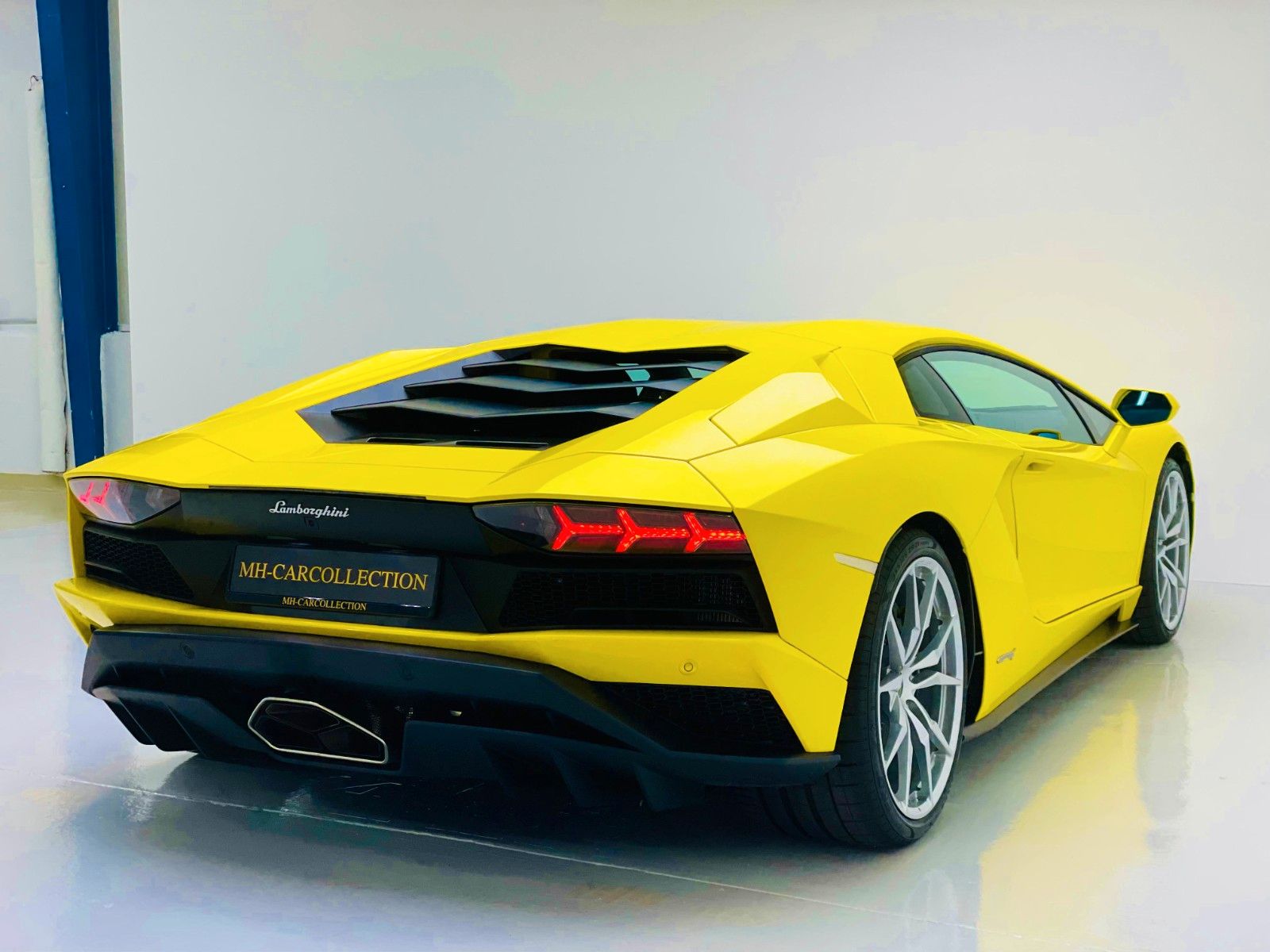 Lamborghini Aventador S - Samsaru's Car Outlet
