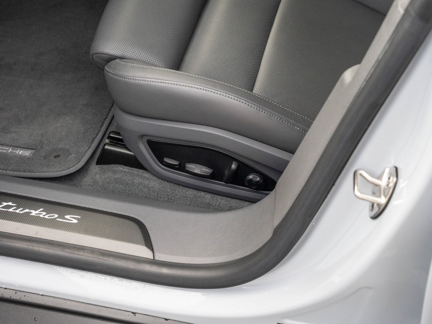 Porsche Taycan Turbo S Cross Turismo Burmester InnoDrive