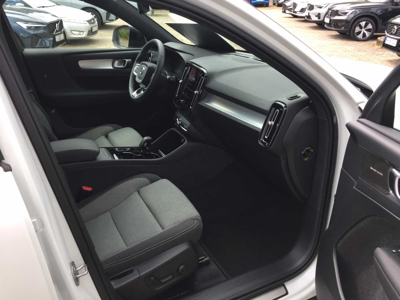 Volvo XC40 XC 40 T2 Plus Dark 2WD Panorama, AHK, GJR u