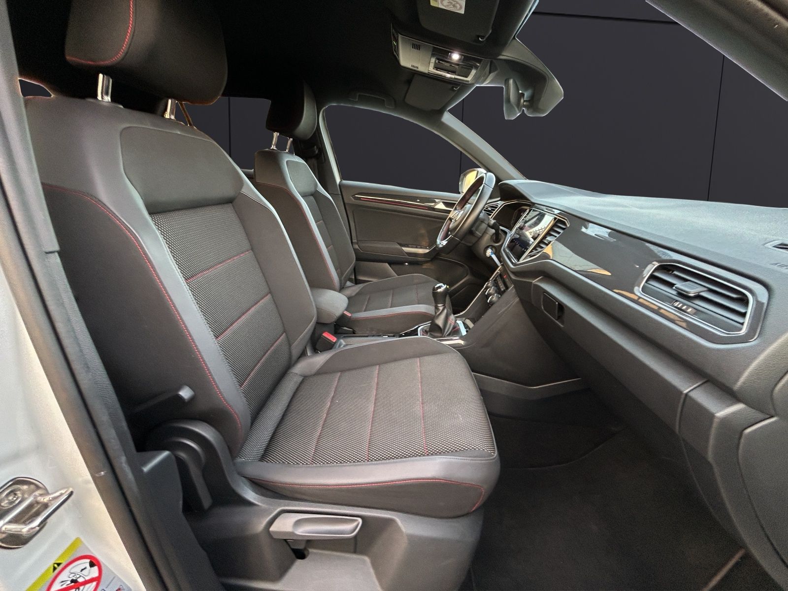Volkswagen T-Roc TSI Sport R-Line - Samsaru's Car Outlet