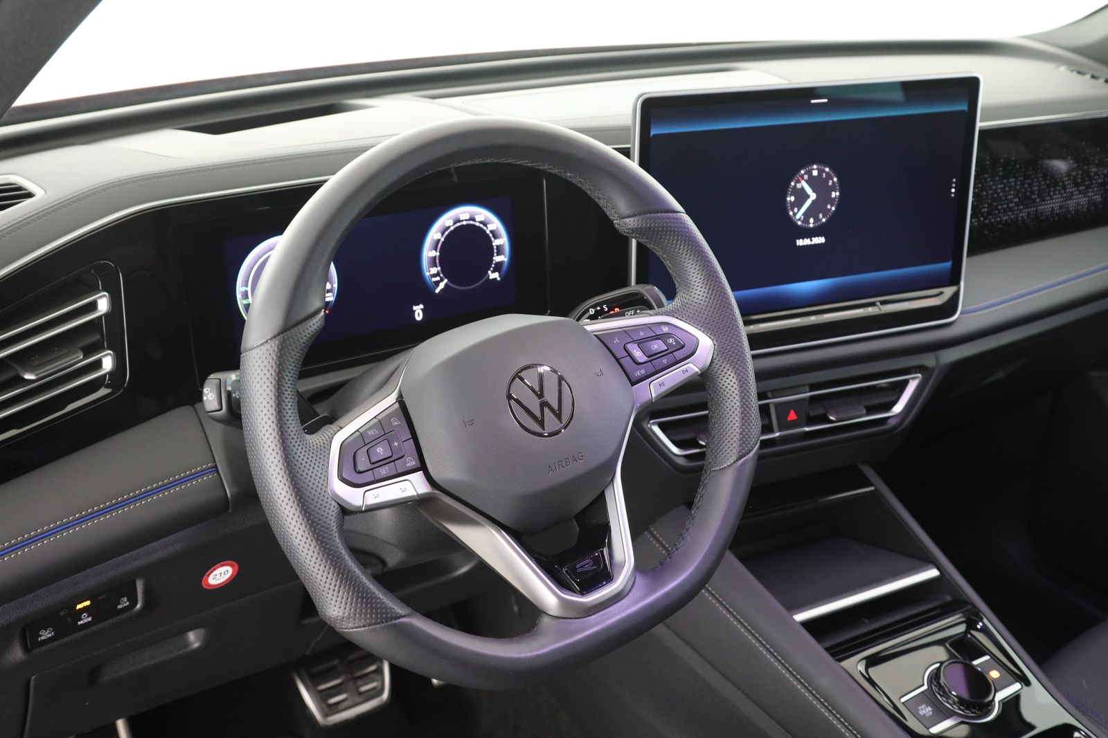 Volkswagen Tiguan 1.5 TSI DSG eHybrid R-Line | PANO | AHK |