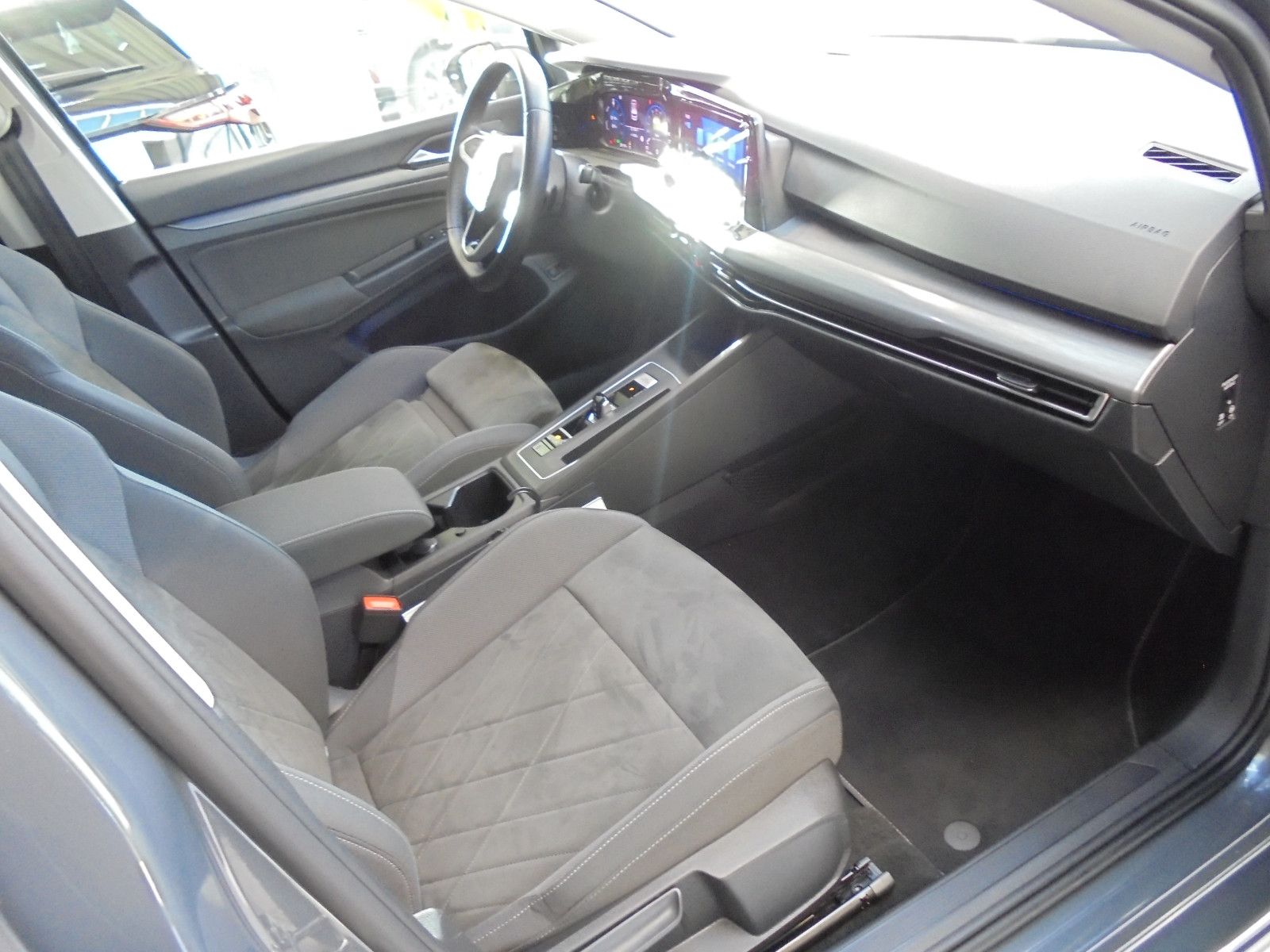 Volkswagen Golf VIII Style eHybrid - Samsaru's Car Outlet