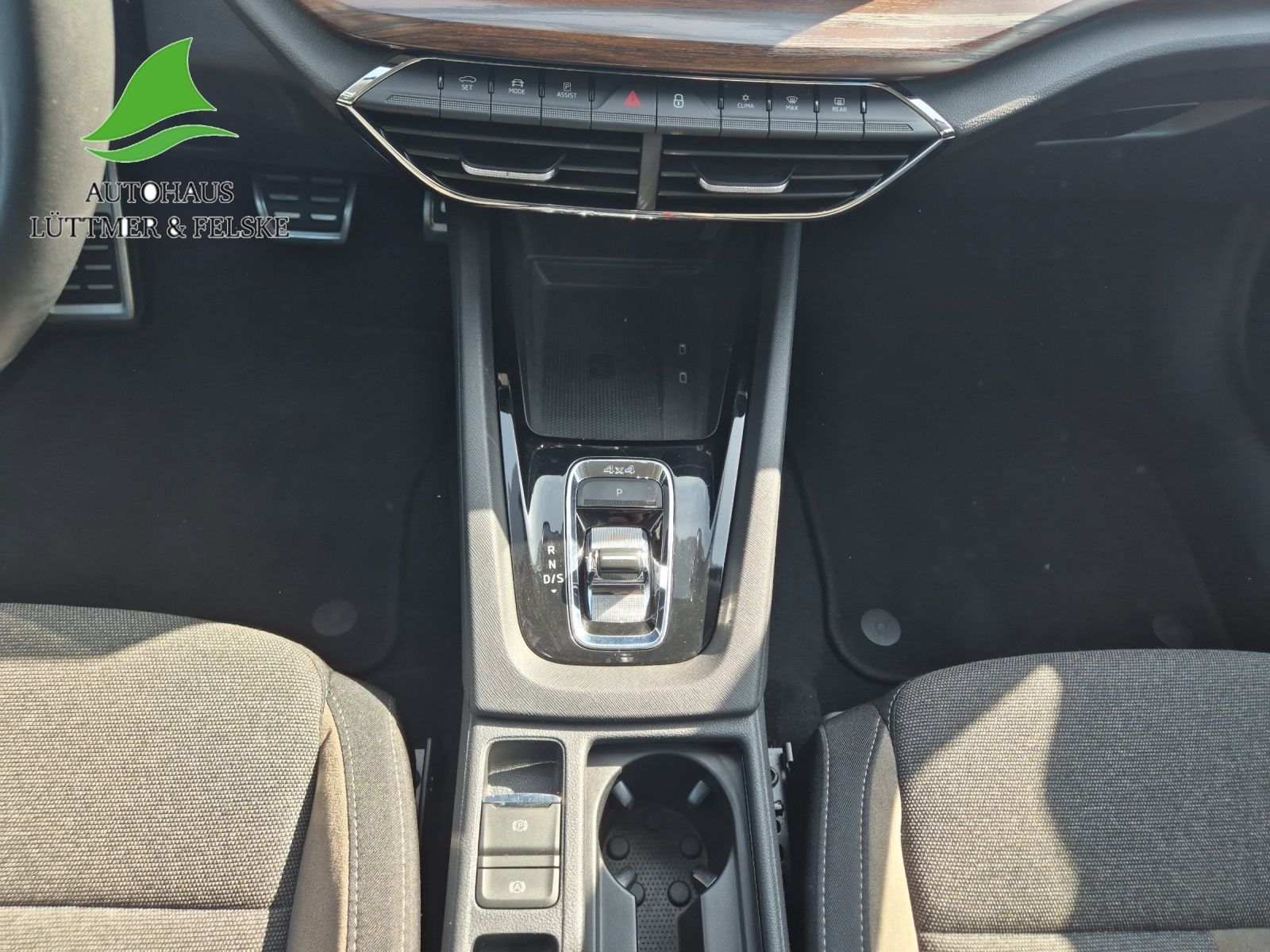 Skoda Octavia Combi 2.0 TDI DSG Scout 4x4 - Samsaru's Car Outlet