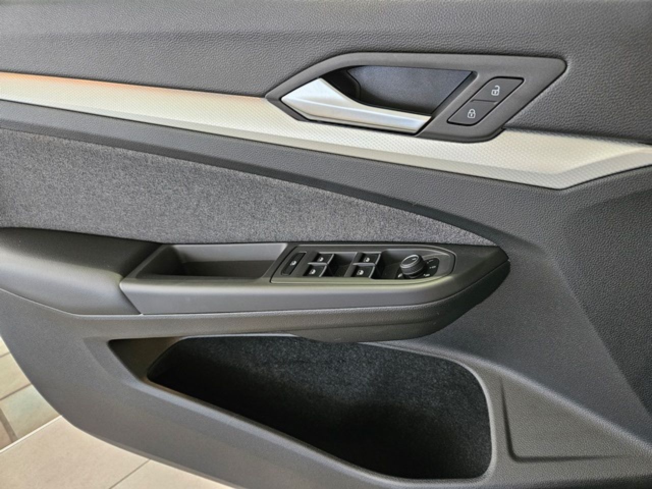 Volkswagen Golf 1.5 eTSI Move - Samsaru's Car Outlet