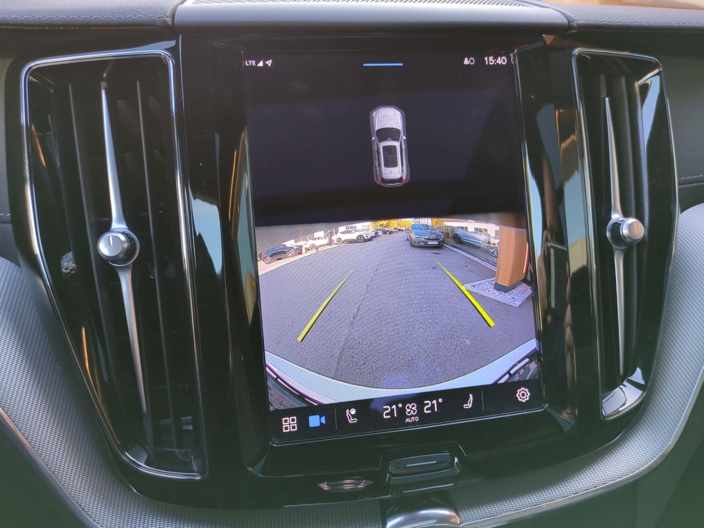 Volvo XC60 Ultimate Dark AWD HUD AHK Leder Digitales C