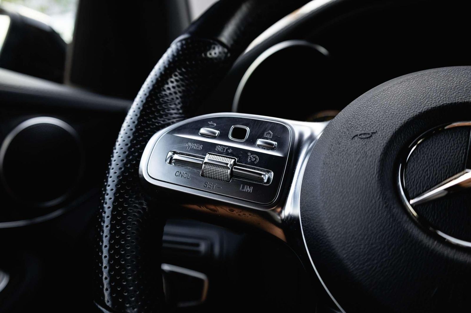 Mercedes-Benz GLC 300 e AMG Line - Samsaru's Car Outlet