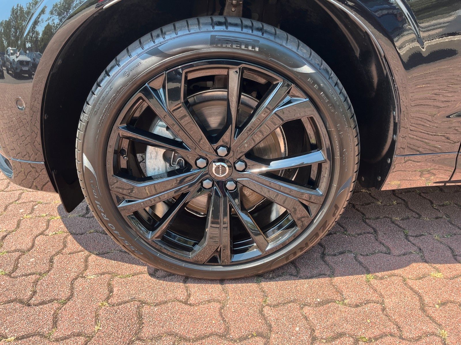 Volvo XC60 T6 Plug-in Hybrid ULTRA BLACK EDITION - Samsaru's Car Outlet