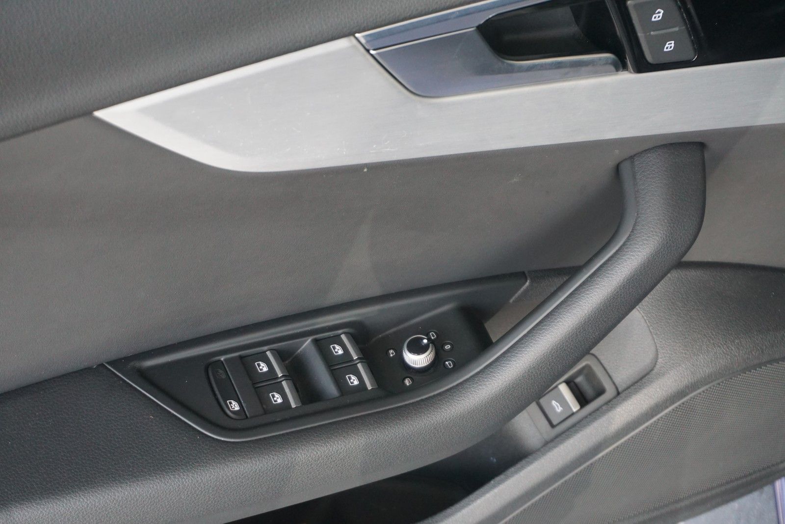 Audi A4 Avant 45 TFSI quattro advanced - Samsaru's Car Outlet
