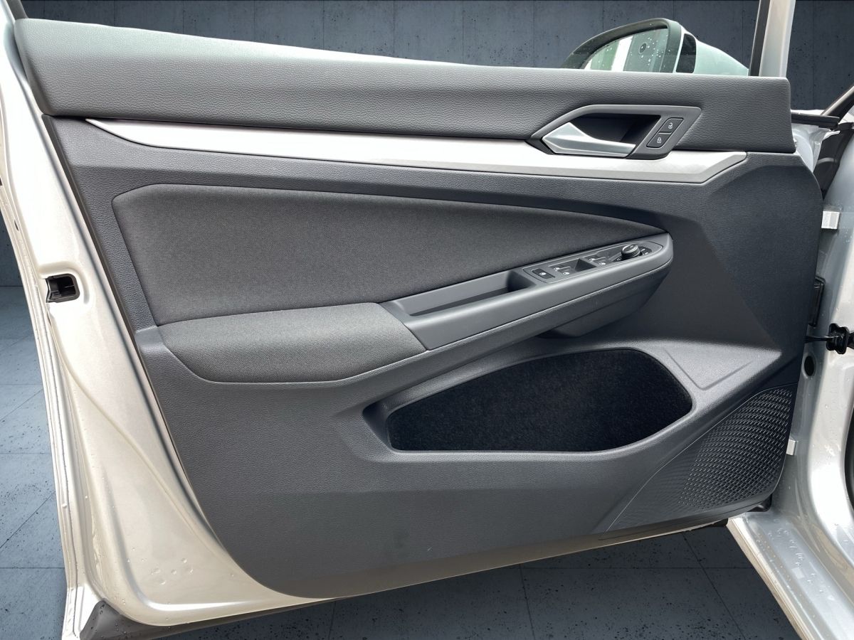 Volkswagen Golf VIII Life 1.5 TSI - Samsaru's Car Outlet