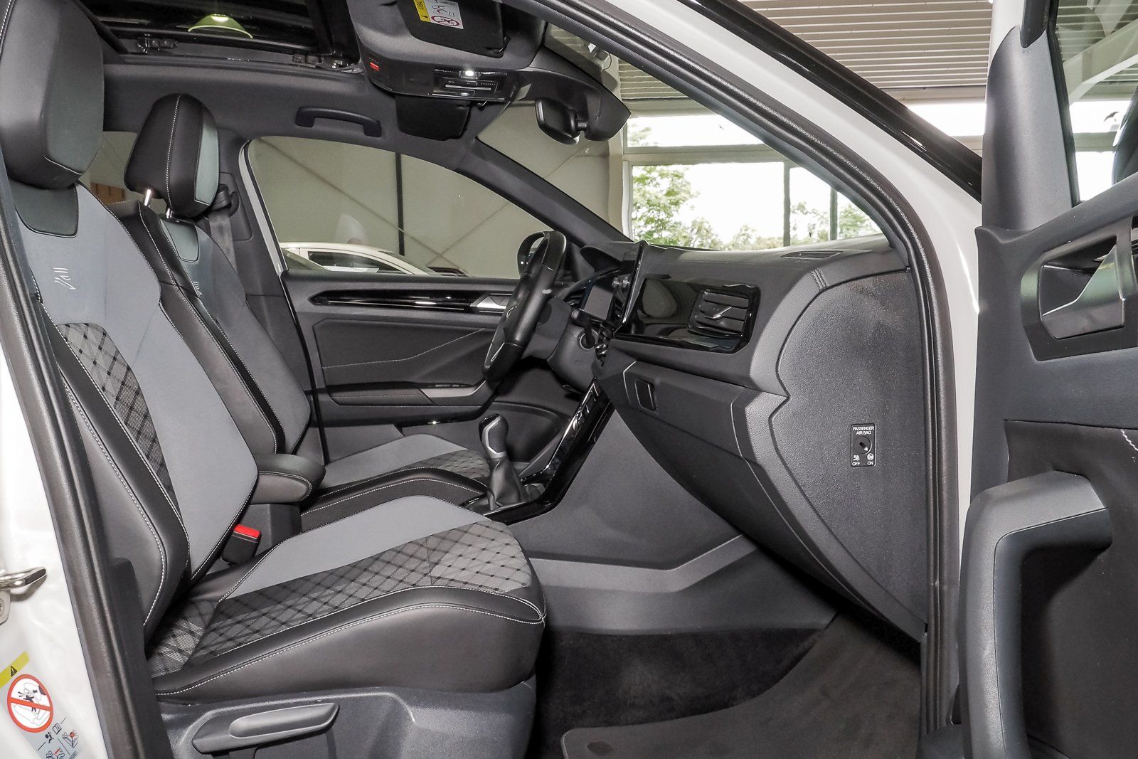 Volkswagen T-Roc R-Line 1.5 TSI - Samsaru's Car Outlet