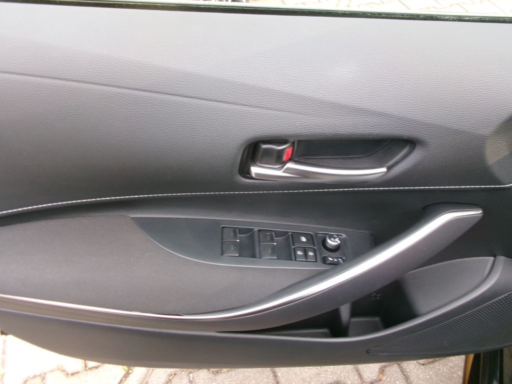 Toyota Corolla 1.8 Hybrid TS Comfort - Samsaru's Car Outlet