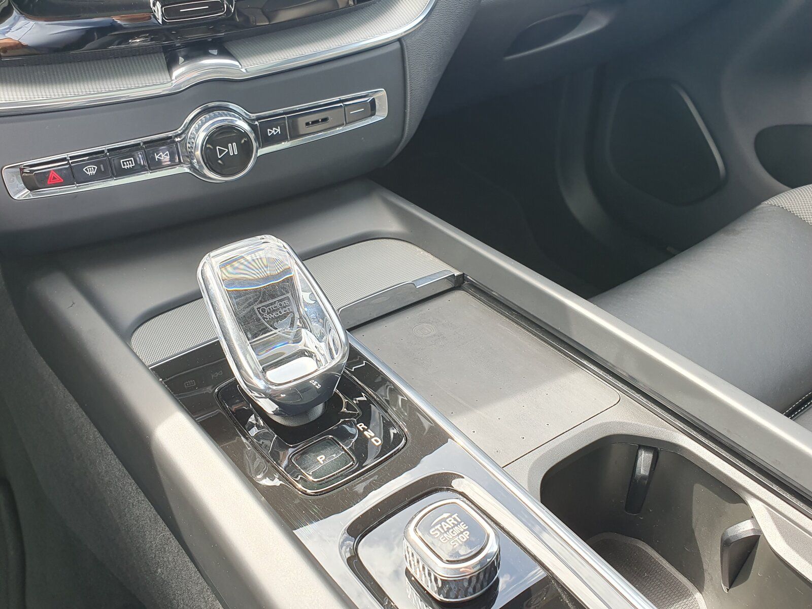 Volvo XC60 Recharge T6 R-Design PANO|