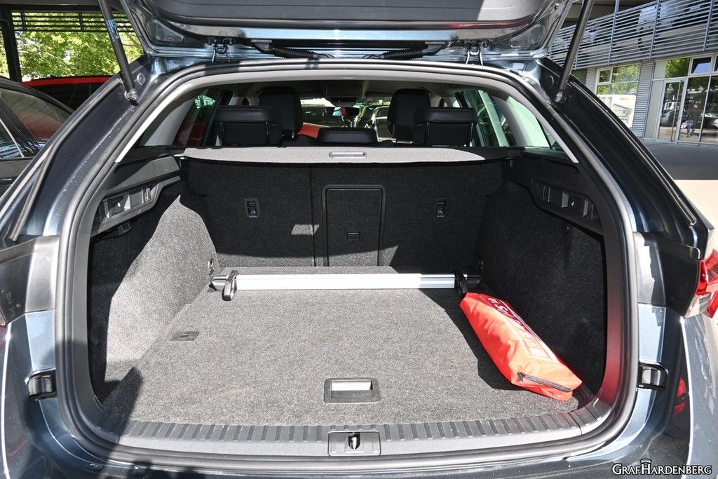 Skoda Octavia Combi 2.0 TDI DSG Style - Samsaru's Car Outlet