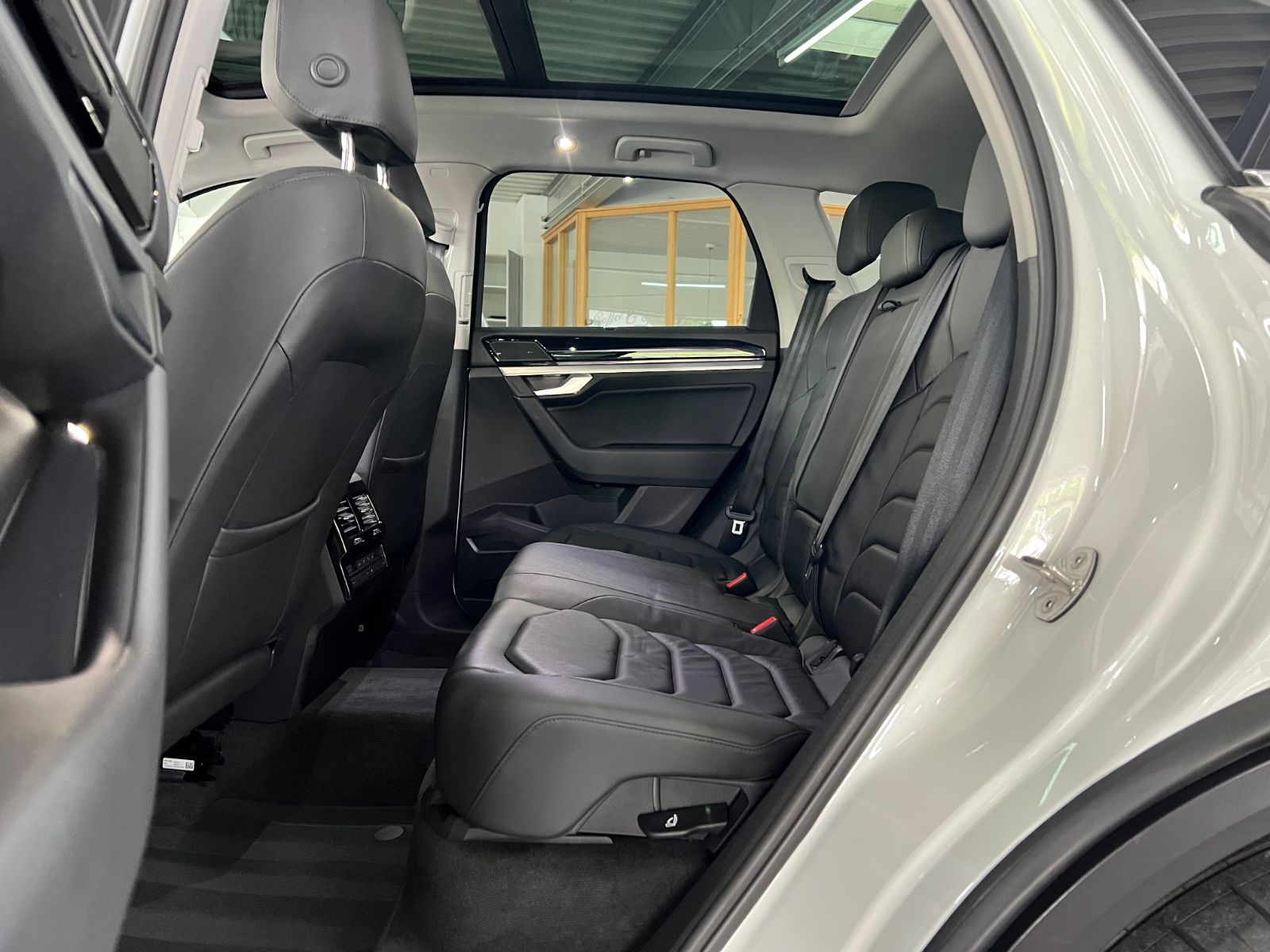 Volkswagen Touareg 3.0 TSI Elegance 4Motion eHybrid - Samsaru's Car Outlet