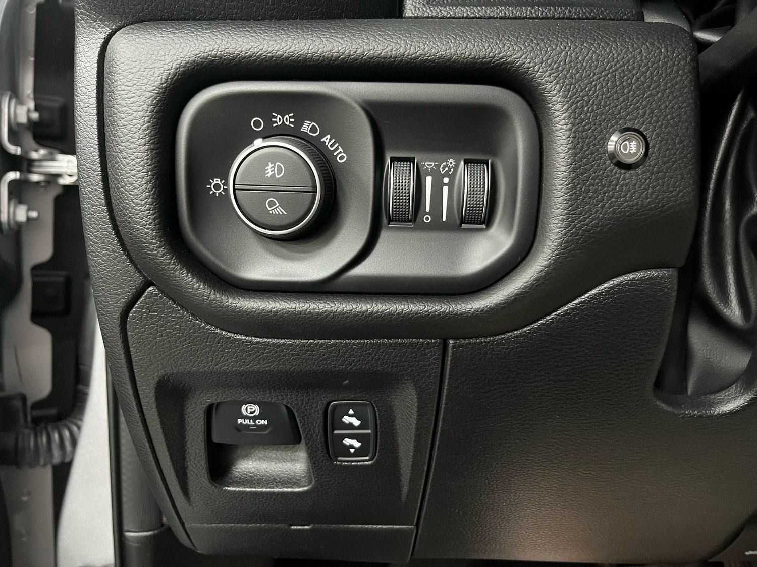Dodge RAM 5,7l V8 *LARAMIE/12 Zoll Display/LED/AHK/SHZ