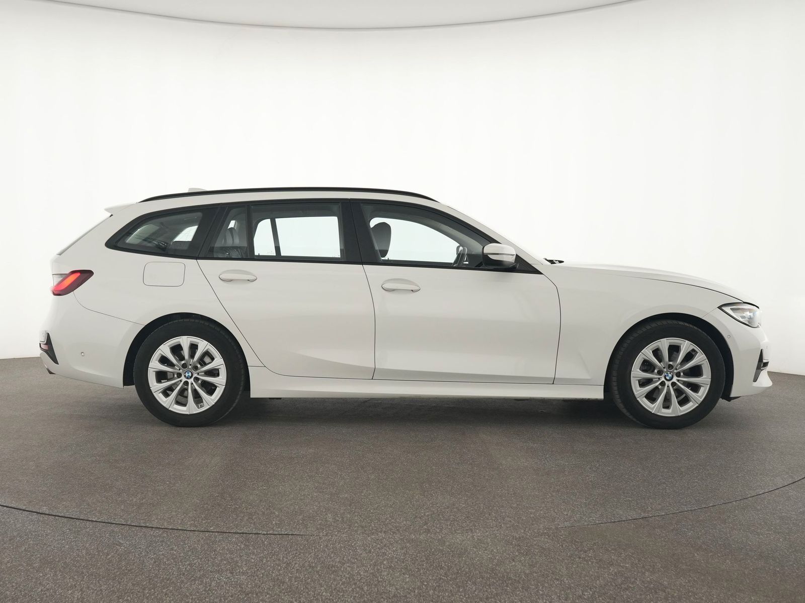 BMW 320d Touring - Samsaru's Car Outlet