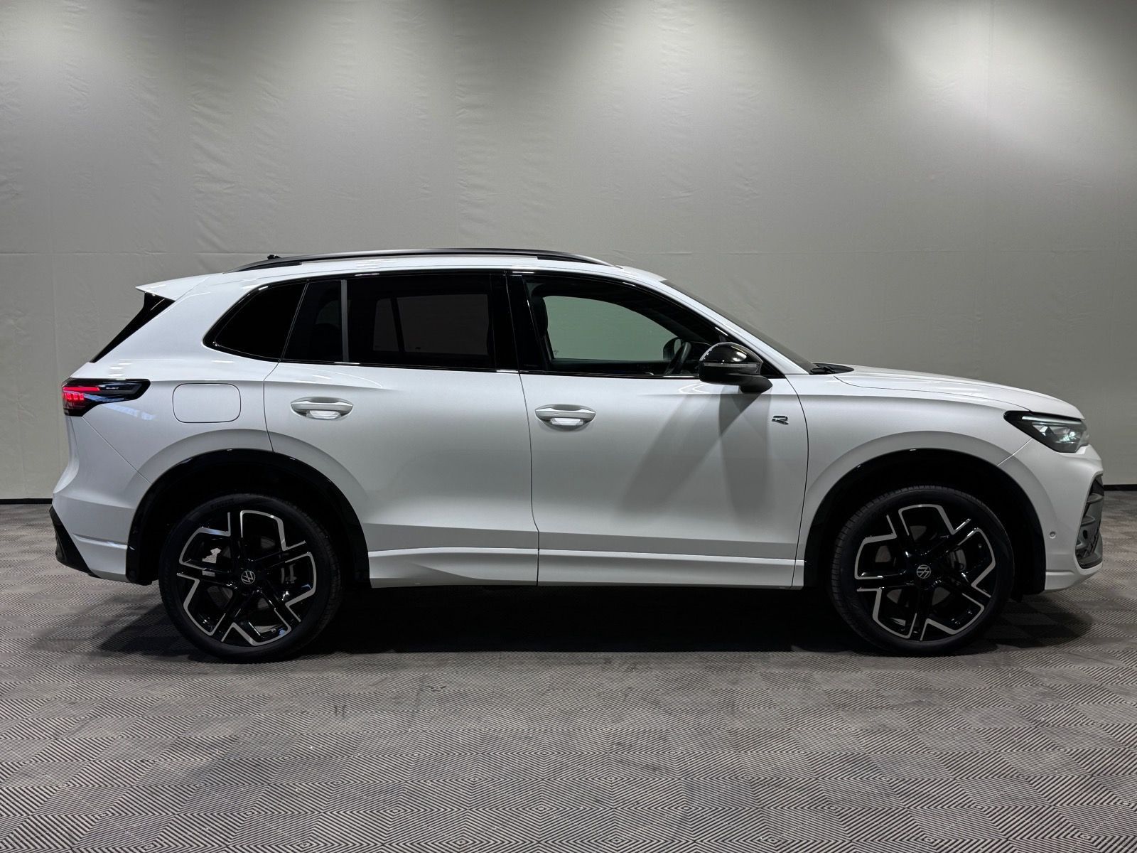 Volkswagen Tiguan R-Line 1.5 TSI eHybrid | MATRIX NAVI PANO