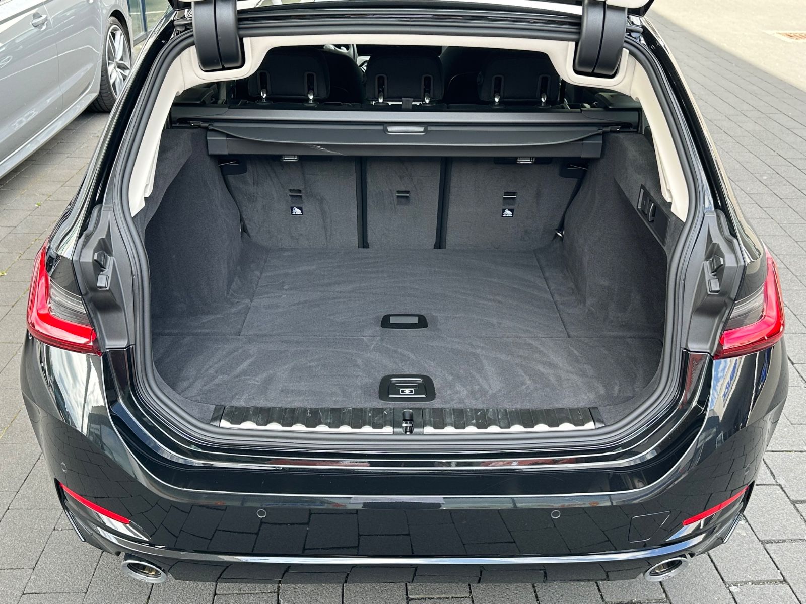 BMW 320 d xDrive Touring M Sport - Samsaru's Car Outlet