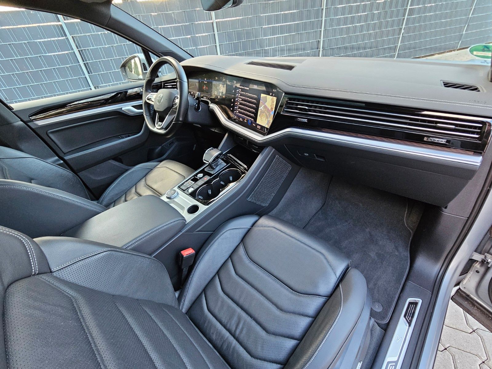 Volkswagen Touareg R-Line 4Motion - Samsaru's Car Outlet