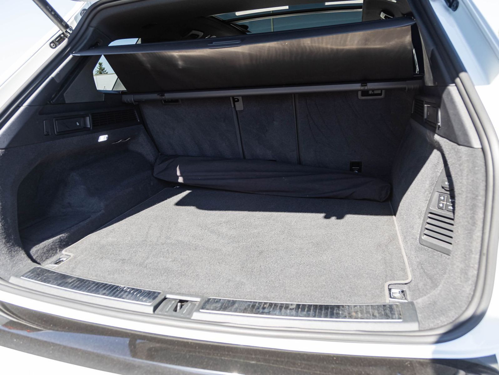Volkswagen Touareg 3.0 TDI Elegance - Samsaru's Car Outlet