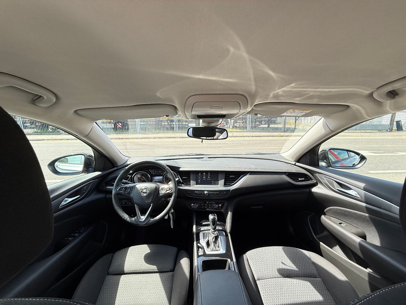 Opel Insignia B Sports Tourer Business - Samsaru's Car Outlet