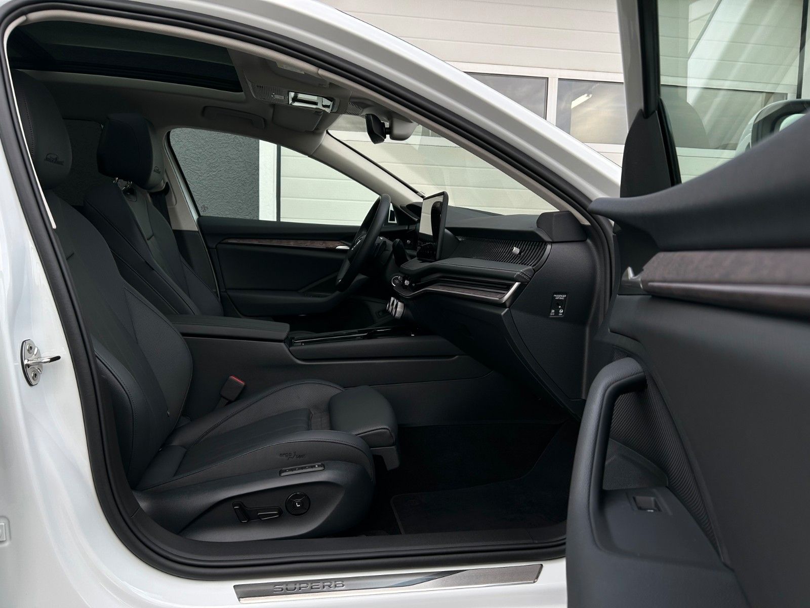 Skoda SUPERB COMBI 4x4 L&K*STHEIZ*VOLL*GARANTIE-2030*