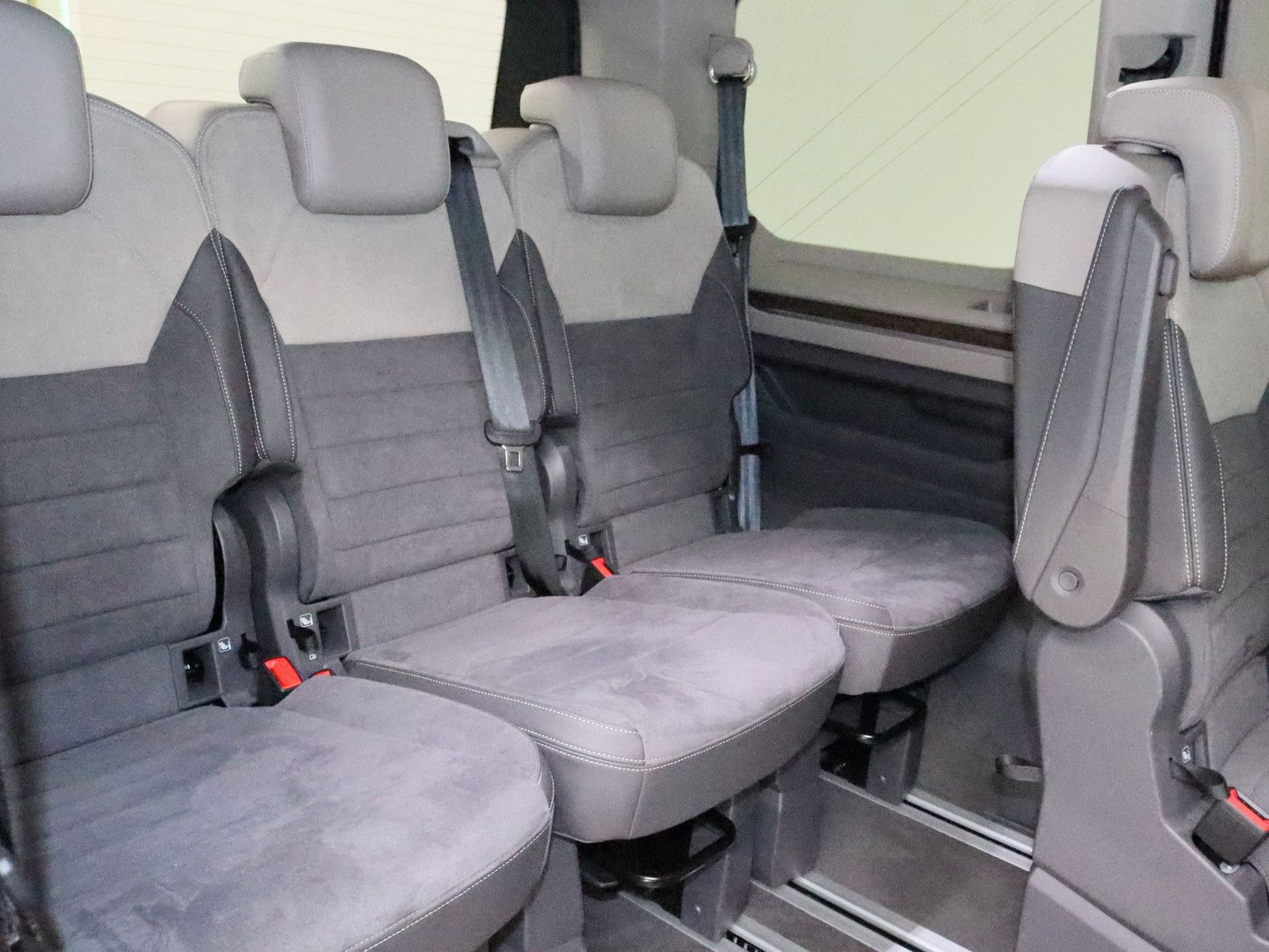Volkswagen T7 Multivan 2.0 TDI Style - Samsaru's Car Outlet