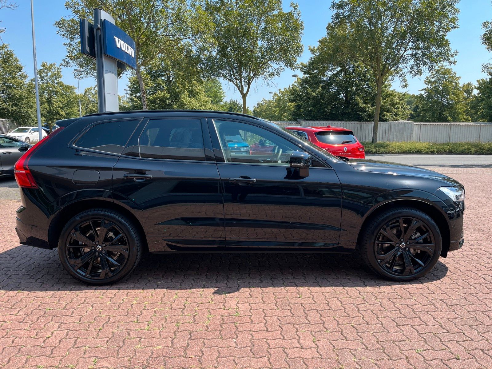 Volvo XC60 T6 Plug-in Hybrid ULTRA BLACK EDITION - Samsaru's Car Outlet