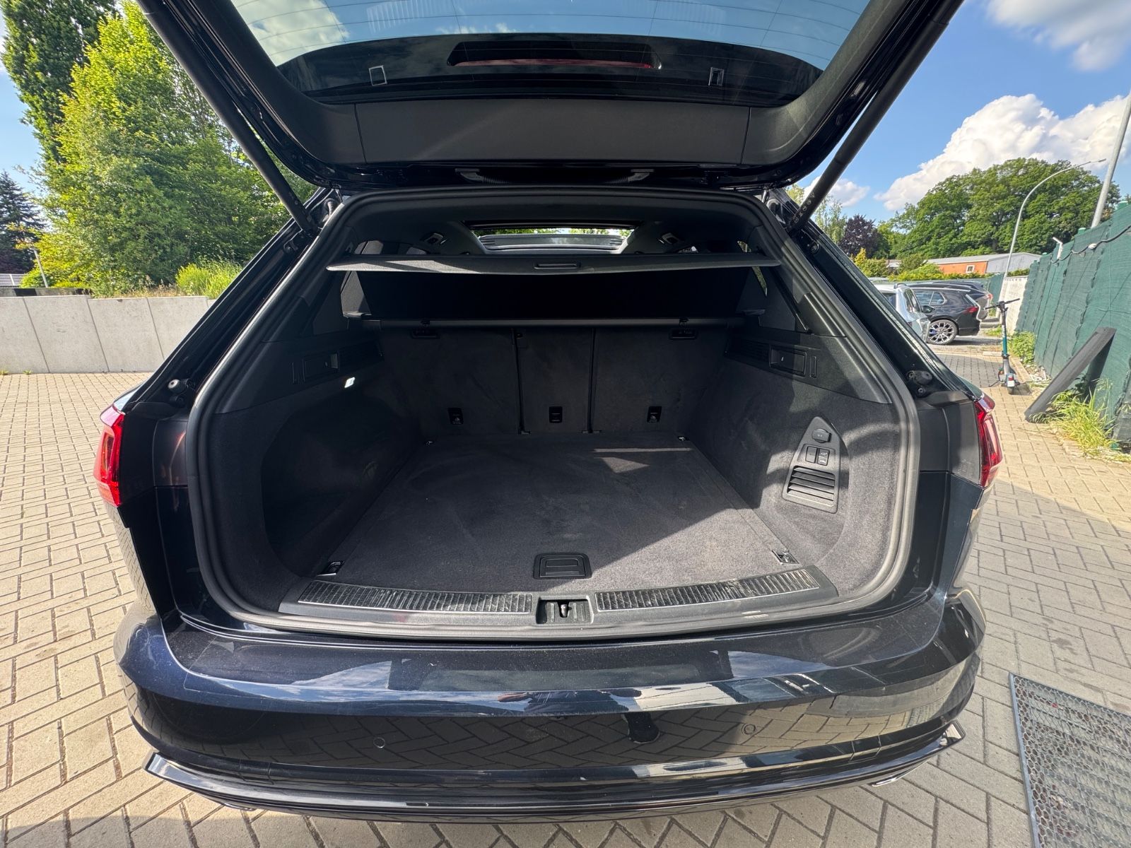 Volkswagen Touareg R-Line 4M Black - Samsaru's Car Outlet