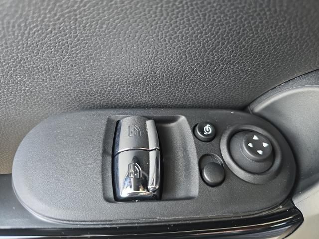 MINI Cooper S - Samsaru's Car Outlet