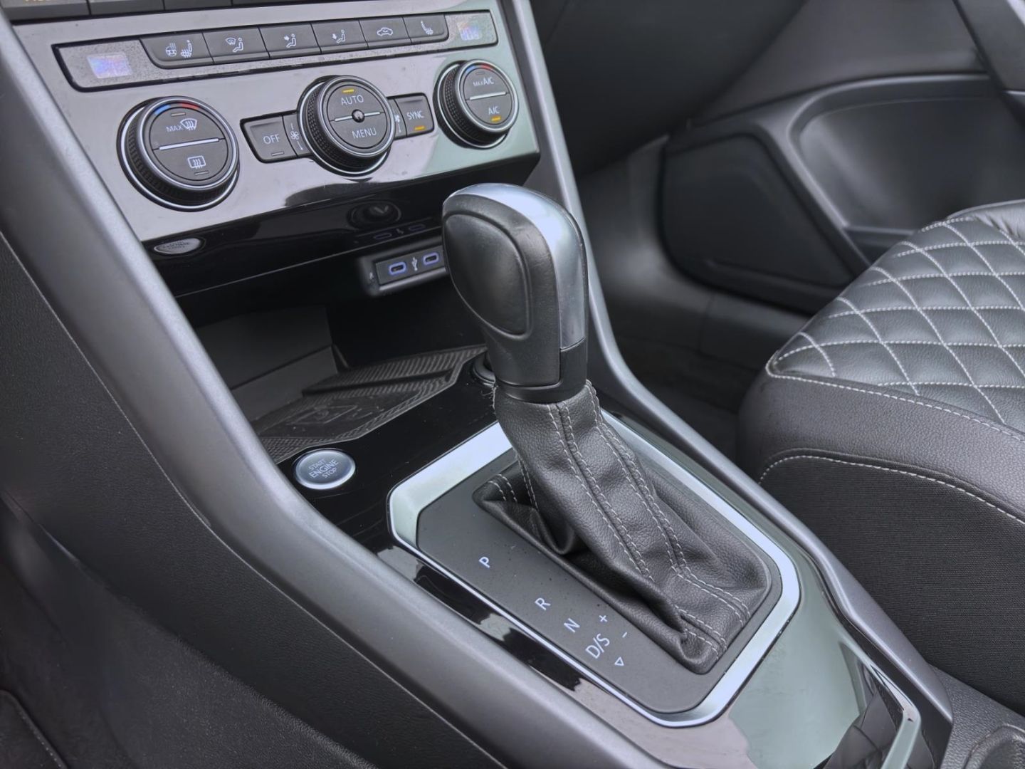 Volkswagen T-Roc 1.5 TSI DSG R-LINE - Samsaru's Car Outlet